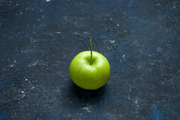 Foto gratuita manzana verde fresca aislada en el escritorio oscuro