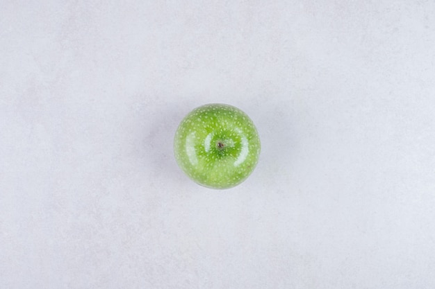 Manzana verde fresca sobre fondo blanco.