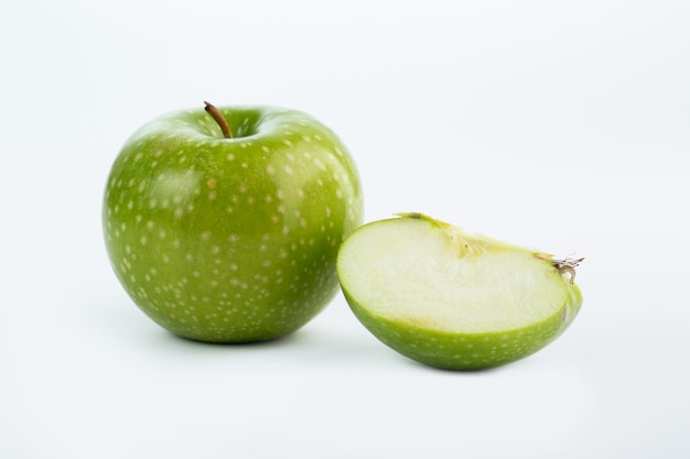 Manzana verde jugoso corte suave aislado en blanco