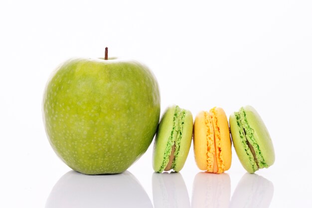 Manzana verde con macarrones verdes y amarillos