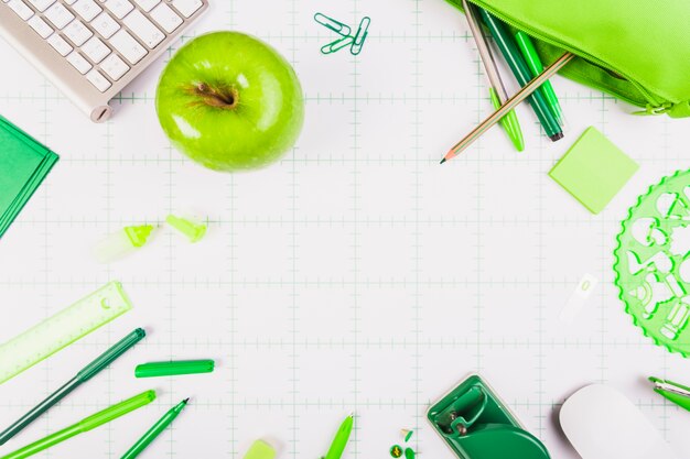 Manzana verde en la mesa con papelería