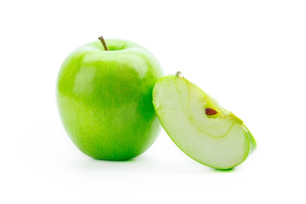 Manzana verde en rodajas aislado sobre fondo blanco.
