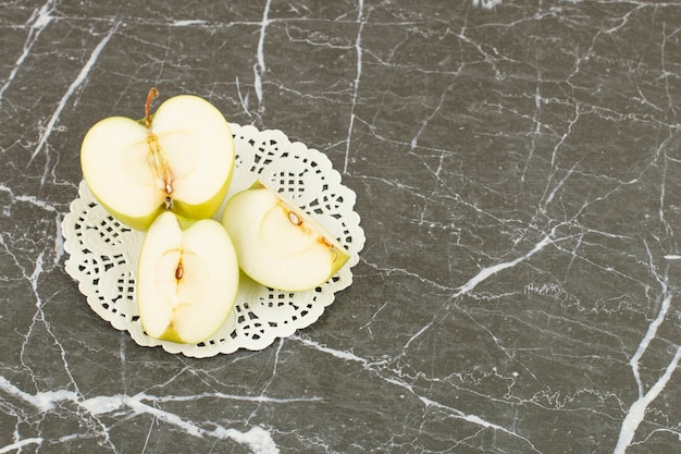 Foto gratuita manzana verde en rodajas. manzana verde orgánica en gris.