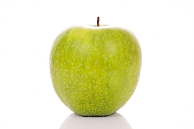 Manzana verde sobre fondo blanco en estudio