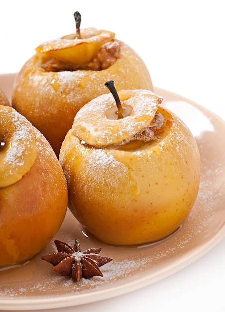 Foto gratuita manzanas al horno con miel y nueces