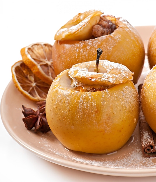 Foto gratuita manzanas al horno con miel y nueces