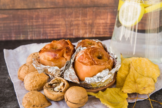 Foto gratuita manzanas al horno en papel de aluminio en un plato