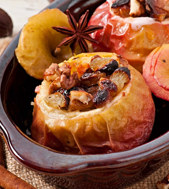 Manzanas al horno con pasas, nueces y miel