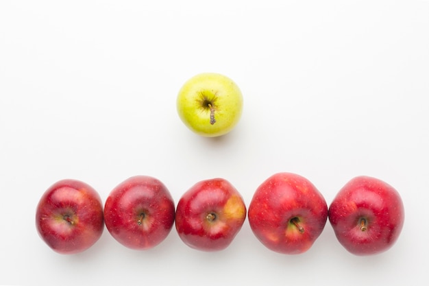 Foto gratuita manzanas alineadas en la mesa