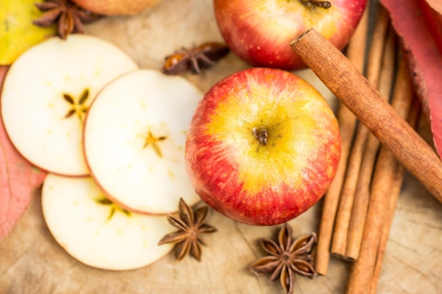 Foto gratuita manzanas con anís estrellado composición otoñal con hojas y manzanas