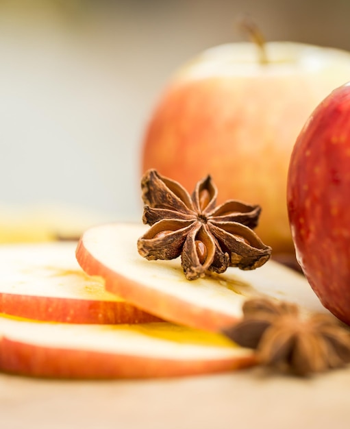 Manzanas con anís estrellado Composición otoñal con hojas y manzanas