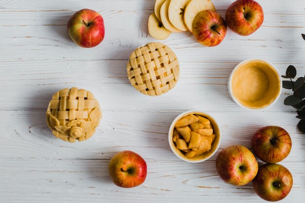 Manzanas cerca de ollas y pasteles