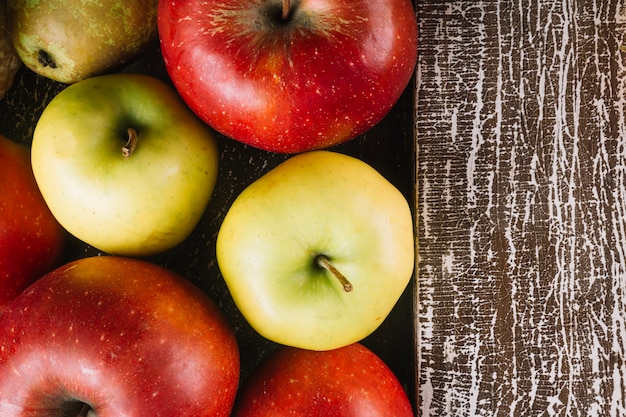 Manzanas cerca de tablón de madera