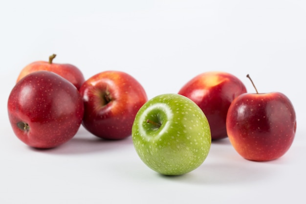 Manzanas coloridas frescas maduras deliciosas jugosas jugosas aislado en un escritorio blanco