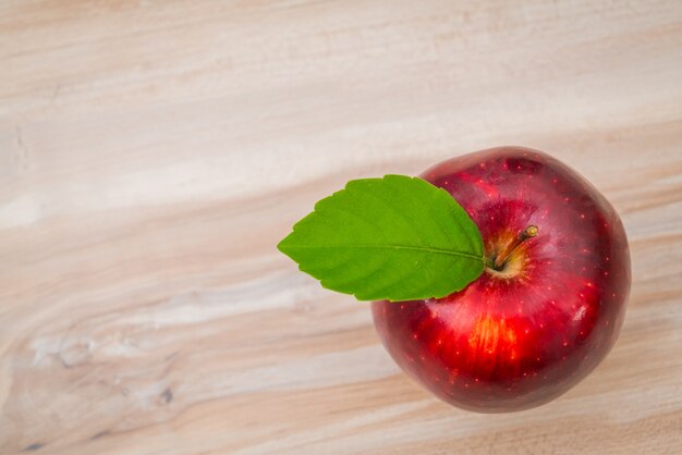 Manzanas en el fondo de madera.