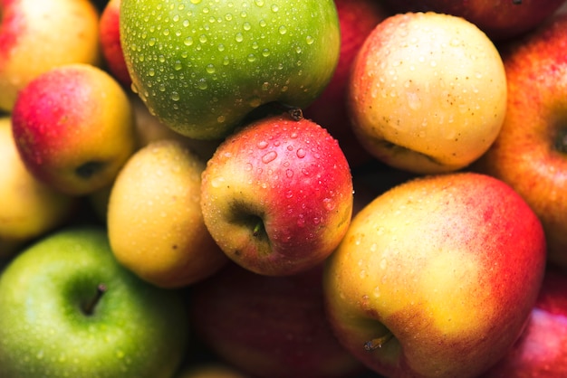 Manzanas frescas en un bol