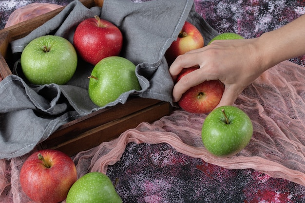 Manzanas frescas en un recipiente de madera rústica.