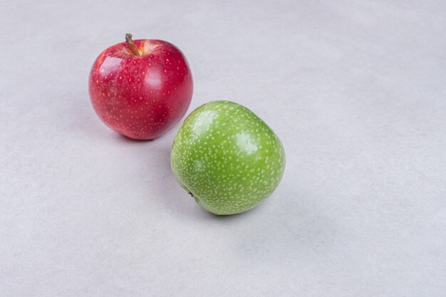 Manzanas frescas rojas y verdes sobre fondo blanco.
