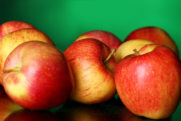 Foto gratuita manzanas frescas y sabrosas