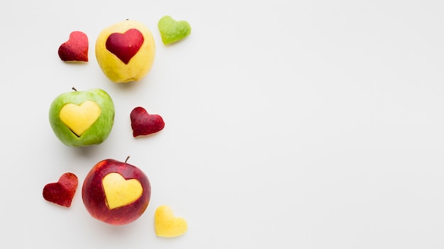 Manzanas y frutas en forma de corazón con espacio de copia