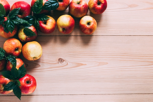 Foto gratuita manzanas y hojas en la esquina