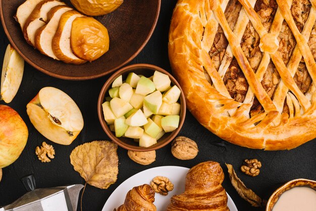 Manzanas y hojas en medio de pastelería