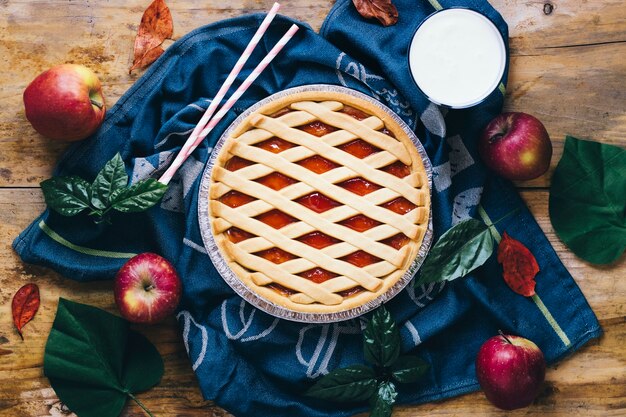 Manzanas y leche cerca de la tarta