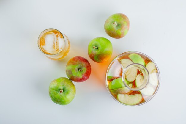 Manzanas maduras con jugo en blanco