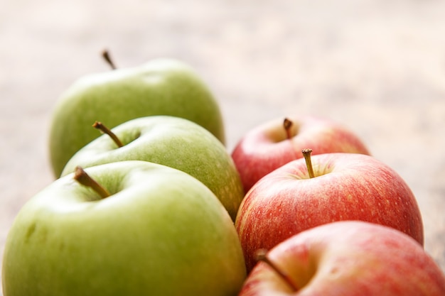 Foto gratuita manzanas en la mesa