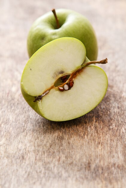 Manzanas en la mesa