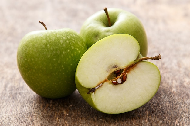 Manzanas en la mesa