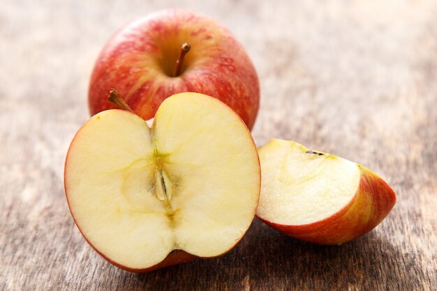 Manzanas en la mesa