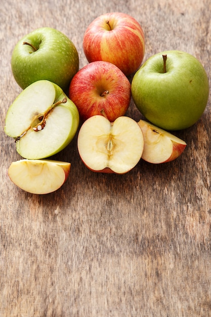 Foto gratuita manzanas en la mesa