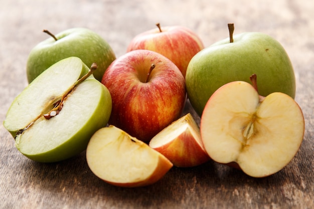 Manzanas en la mesa