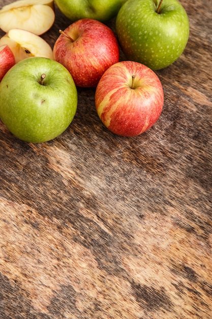Foto gratuita manzanas en la mesa