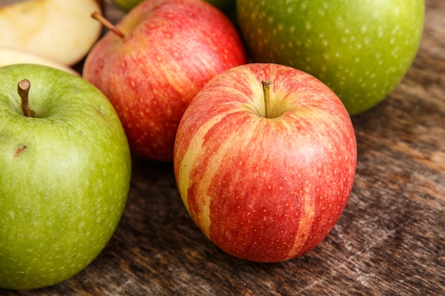 Manzanas en la mesa