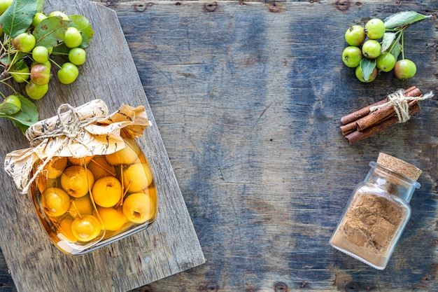 Foto gratuita manzanas del paraíso en jarabe de azúcar sobre una superficie de madera vieja