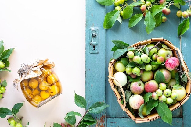 Foto gratuita manzanas del paraíso pequeñas manzanas en almíbar de azúcar cosecha de la cosecha de otoño mermelada de manzana del paraíso vista superior