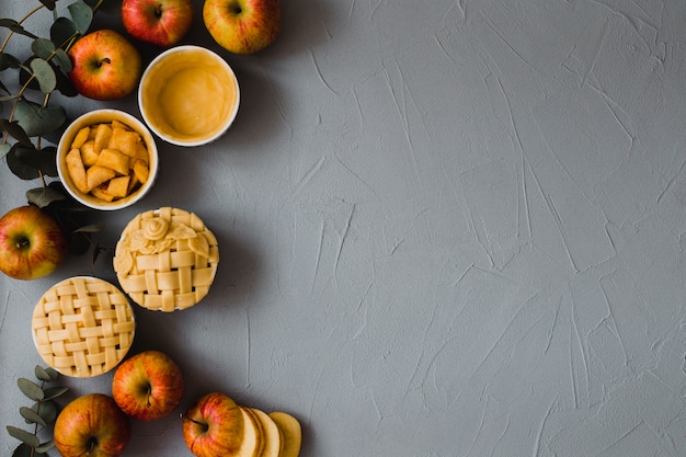 Foto gratuita manzanas y pasteles en el fondo de yeso