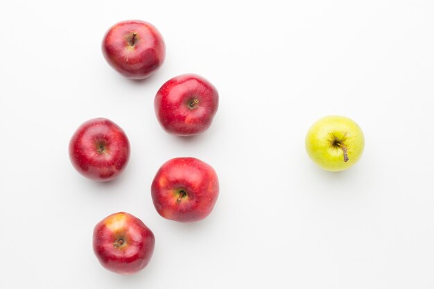 Manzanas planas alineadas en la mesa