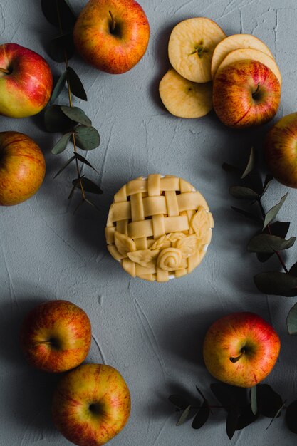 Manzanas y ramas cerca de la tarta