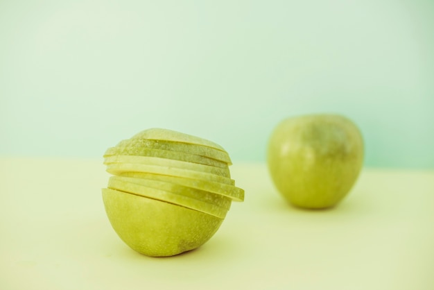 Manzanas en rodajas en primer plano