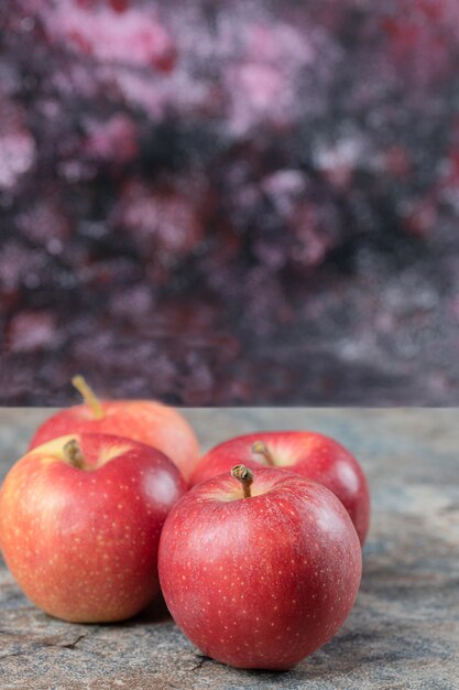 Manzanas rojas aisladas sobre superficie de hormigón