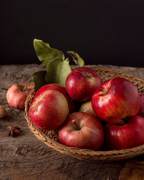 Manzanas rojas de alto ángulo en la cesta