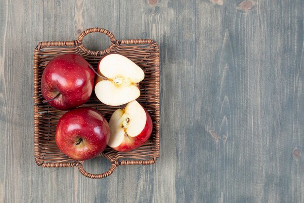 Manzanas rojas frescas en canasta de madera