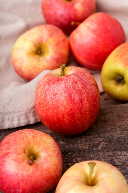 Manzanas rojas frescas en una mesa de madera