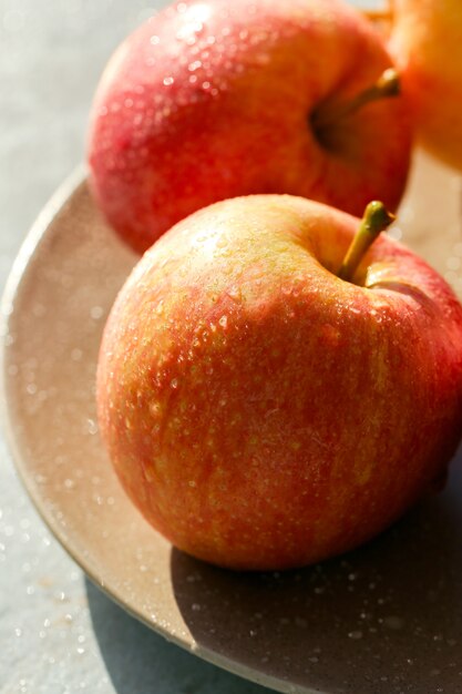 Manzanas rojas frescas en una mesa de madera