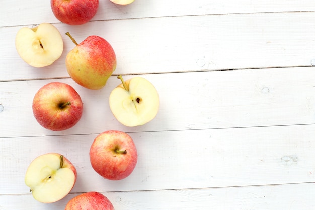 Foto gratuita manzanas rojas frescas en una mesa de madera