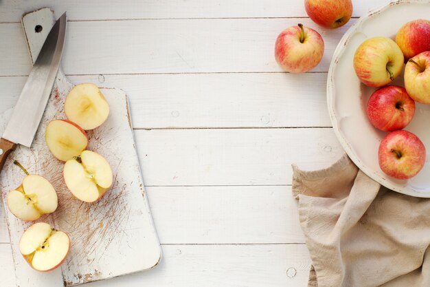 Manzanas rojas frescas en una mesa de madera