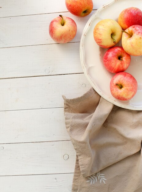 Manzanas rojas frescas en una mesa de madera